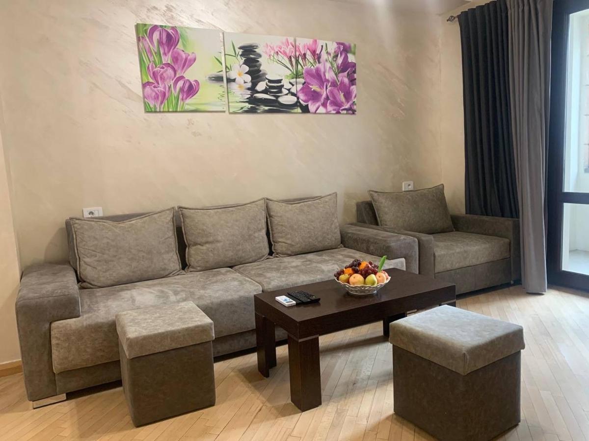 Comfortable Apartment In Center 예레반 외부 사진