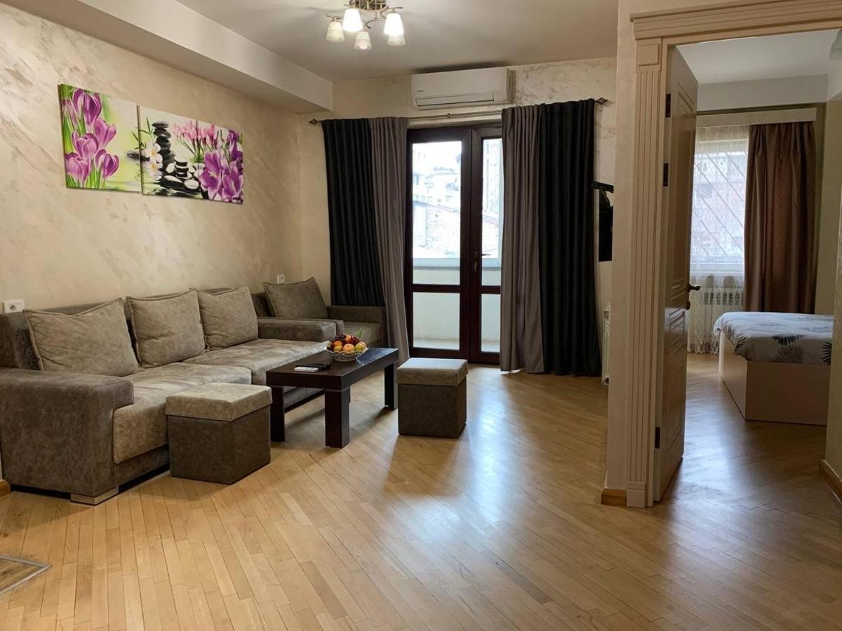 Comfortable Apartment In Center 예레반 외부 사진